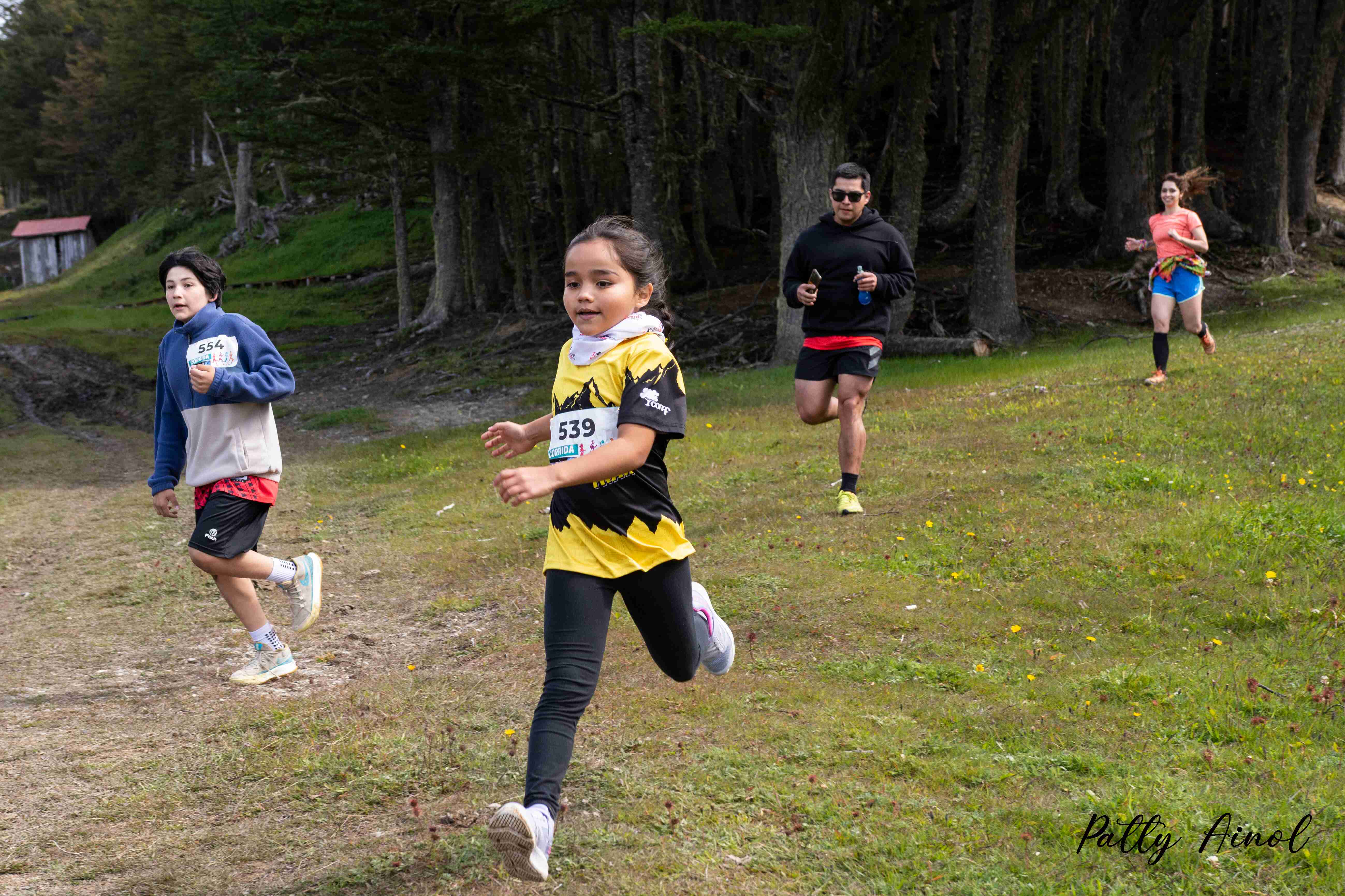 Familia corriendo en el circuito 2K