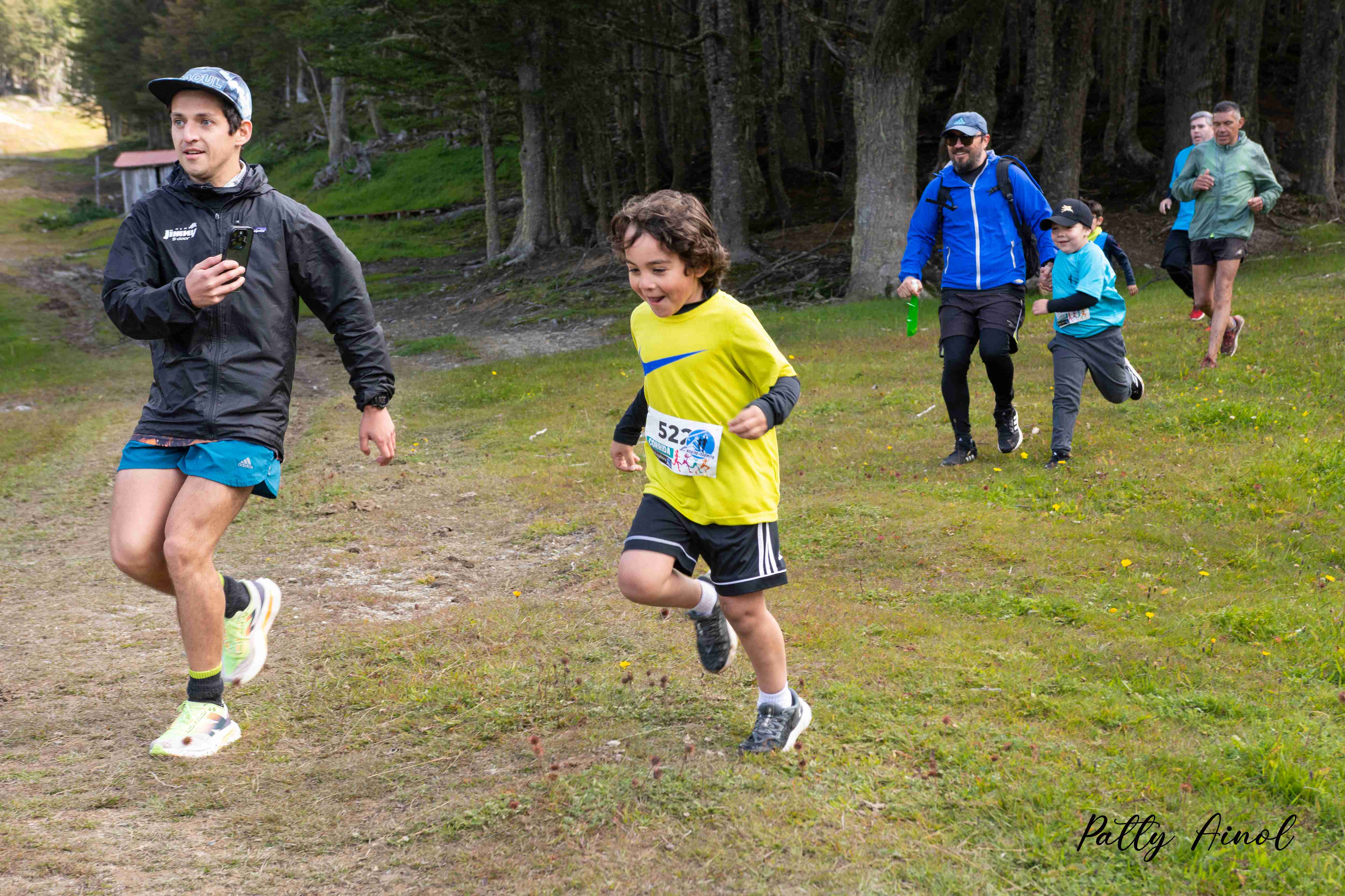 Familia corriendo en el circuito 2K